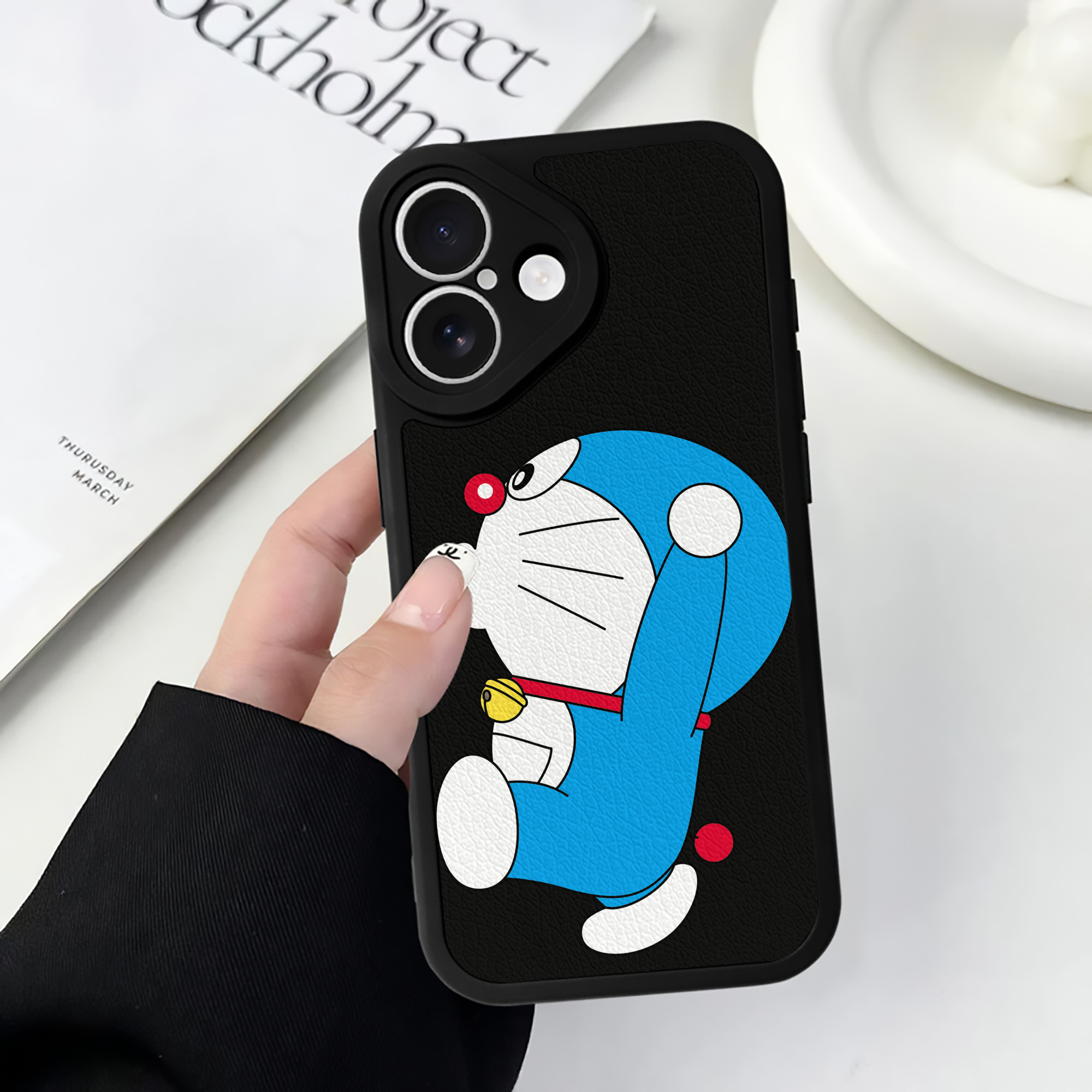 （画像用） ドラえもん Doraemon 【iPhone 16シリーズ対応】シリコンスマホケース（レザー調） 材質：シリコン